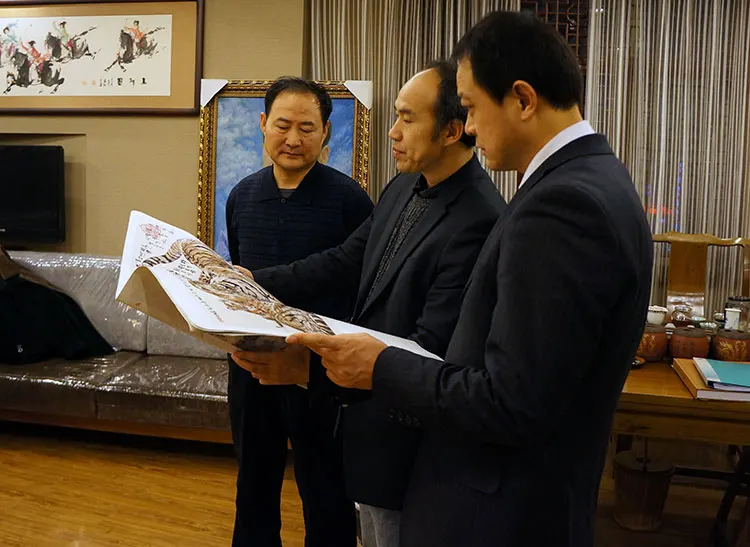两位客人观看荆振初画虎作品