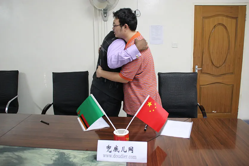 签约现场照片 高瑞志与当地景区负责人亲切拥抱