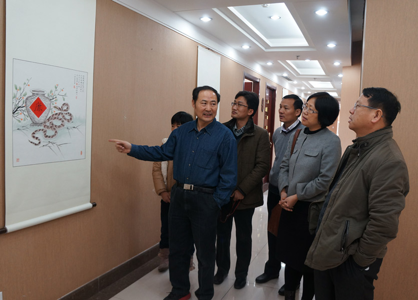 张永权蛇年画蛇展览受持续关注 知名政治学学者吴克峰等参观