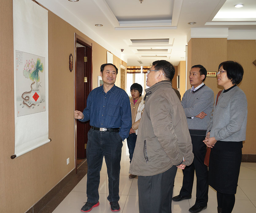 张永权蛇年画蛇展览受持续关注 知名政治学学者吴克峰等参观