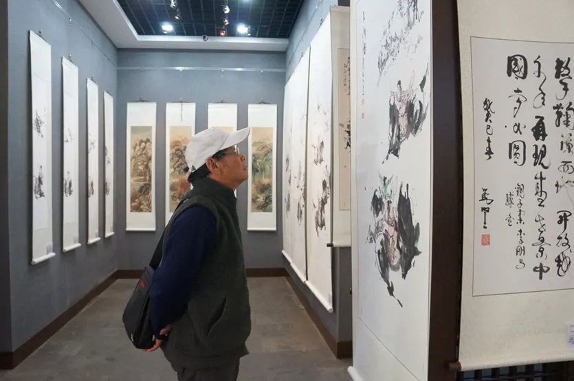 还未正式开展,就已有当地的观众被子柔李刚先生的作品所吸引