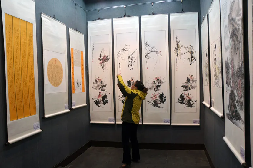 还未正式开展,就已有当地的观众被本次展览的作品所吸引
