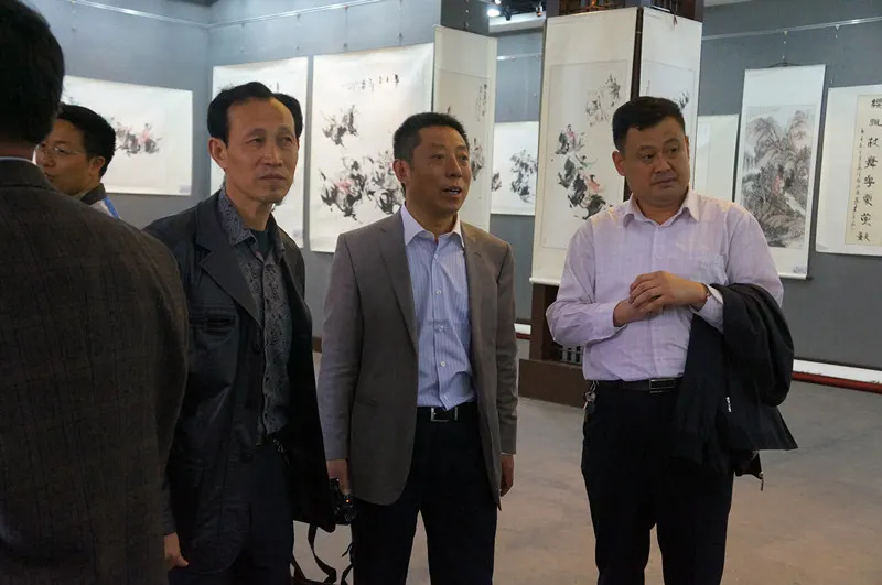 会员们认真的参观着每幅作品