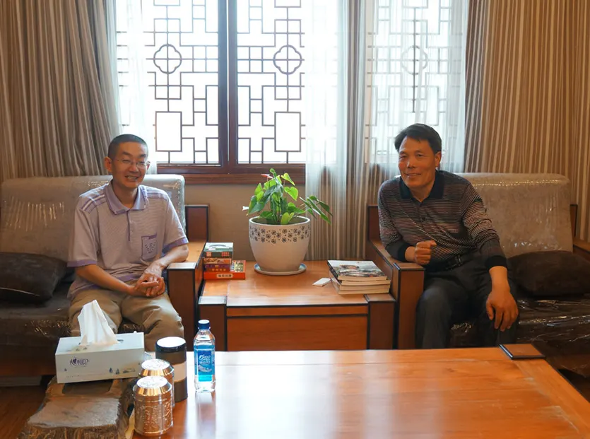 书法家张可之(右)、画家刘达到兜底儿网做客