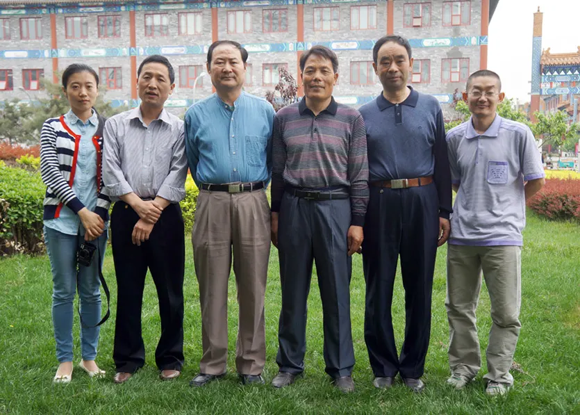 兜底儿网艺术总监高润祥、书法家张可之、画家刘达与工作人员合影
