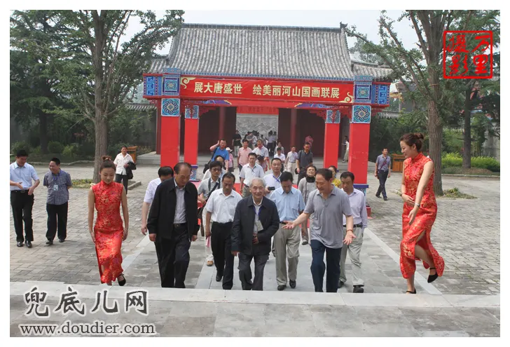 嘉宾入场参观画展