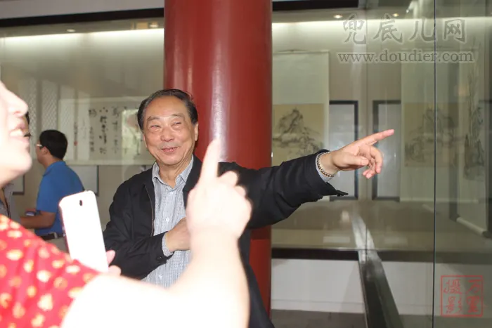 刘坚老师成为画展关注焦点