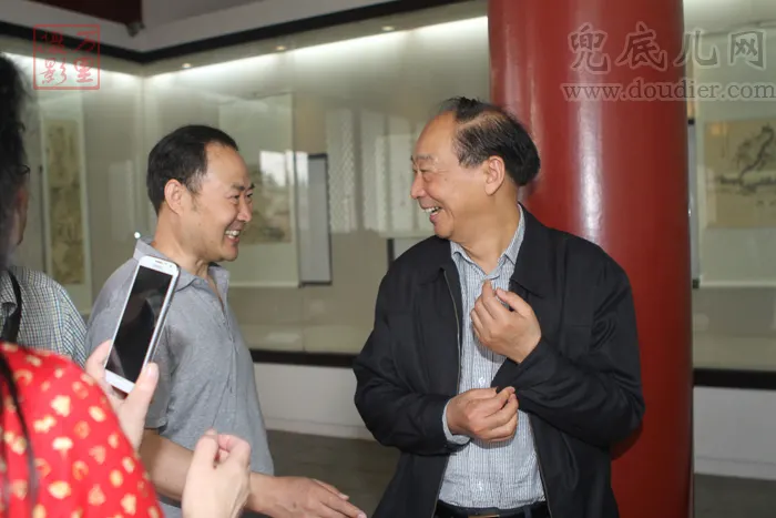 刘坚老师成为画展关注焦点