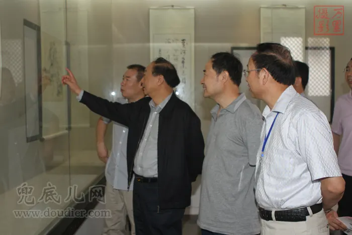 刘坚老师成为画展关注焦点