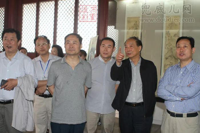 刘坚老师成为画展关注焦点