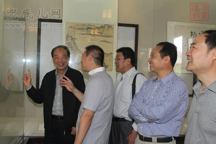 刘坚老师成为画展关注焦点