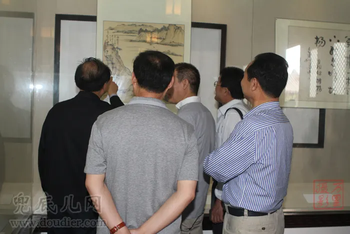 刘坚老师成为画展关注焦点