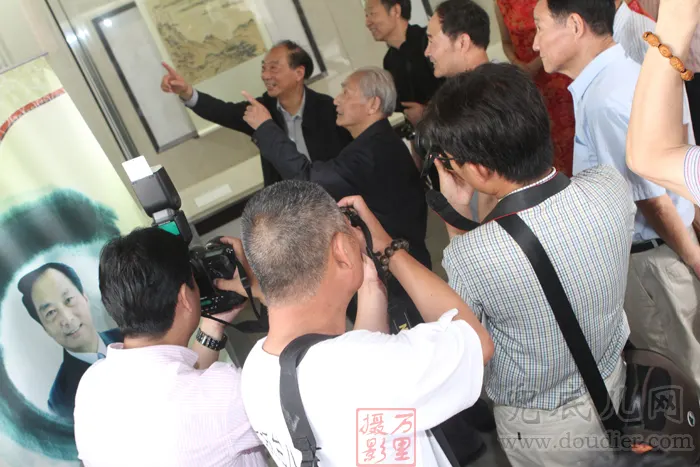 刘坚老师成为画展关注焦点