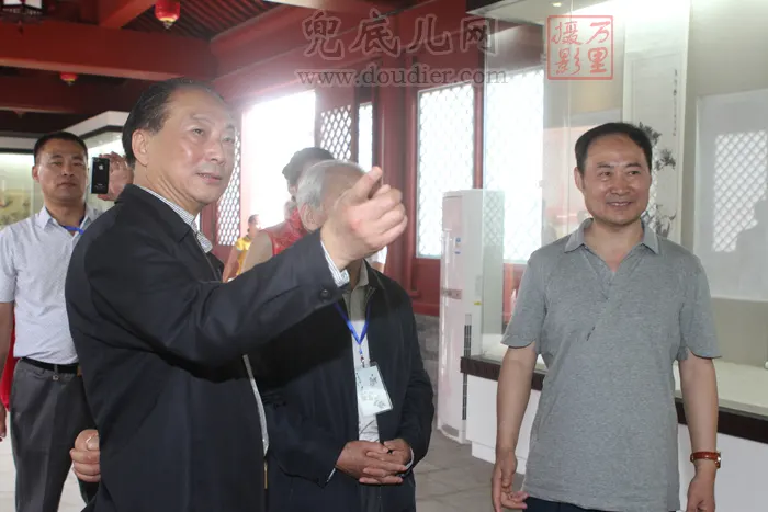 刘坚老师成为画展关注焦点