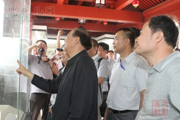 刘坚老师成为画展关注焦点