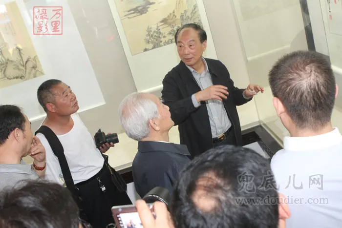 刘坚老师成为画展关注焦点