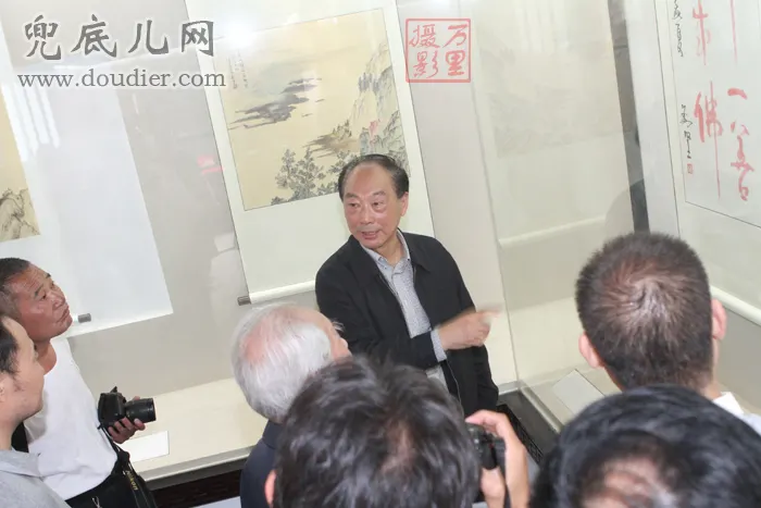 刘坚老师成为画展关注焦点