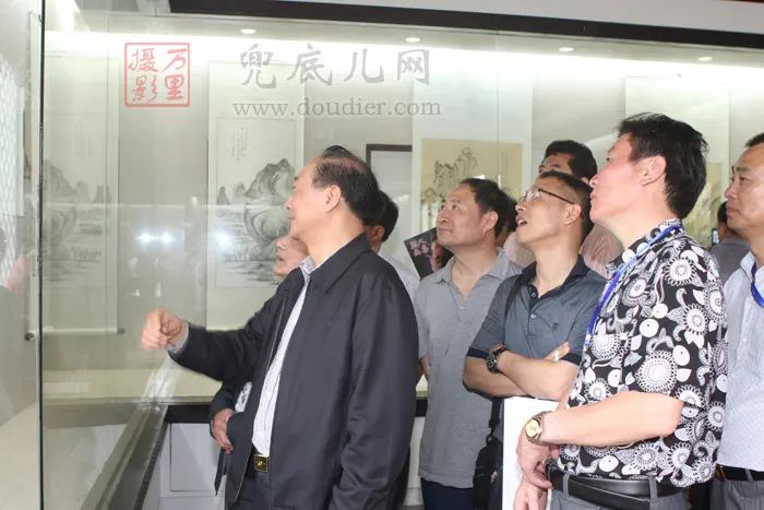 刘坚老师成为画展关注焦点