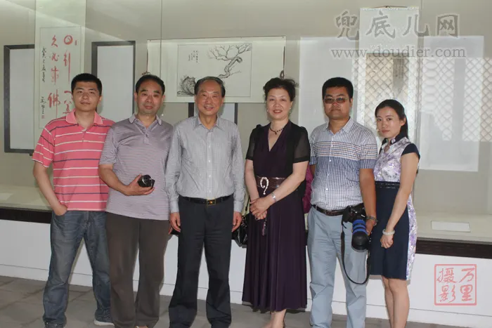 刘坚老师成为画展关注焦点