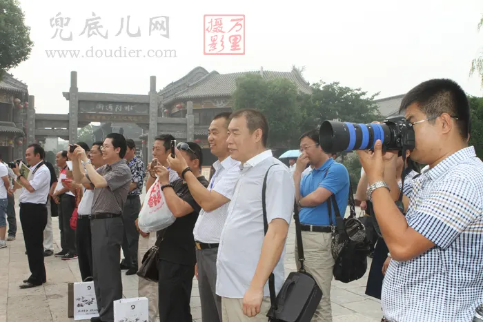 长枪短炮手机照相竞相拍照