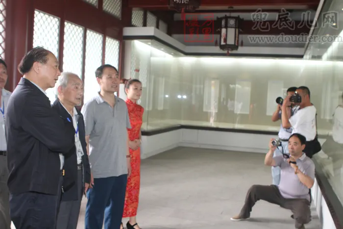 刘坚老师成为画展关注焦点