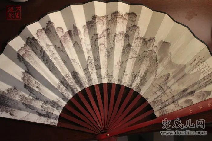 特制扇子上的刘坚山水作品画