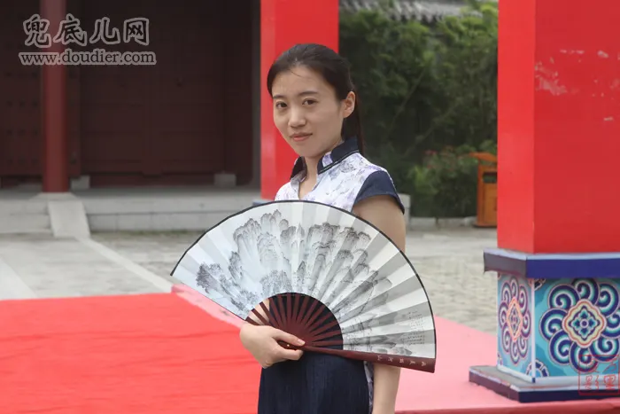 财务总监展示特制扇子