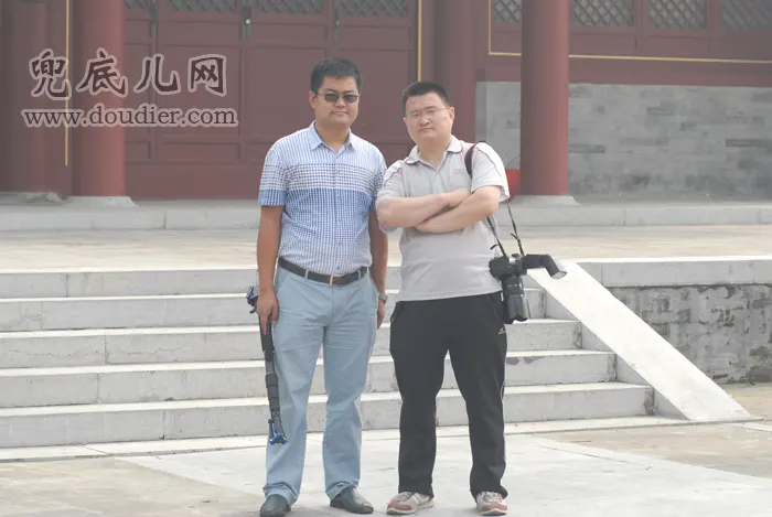 记者与兜底儿网非洲展示中心主任合影