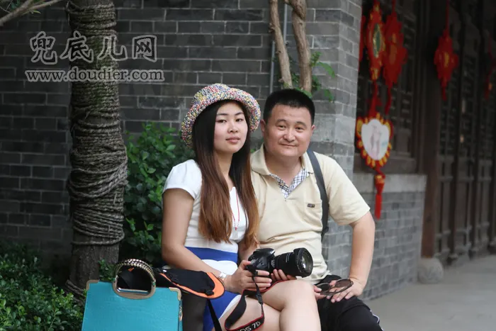 记者与工作人员承鑫合影