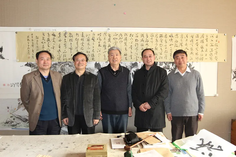 大家在庄聪生 的书法作品前合影