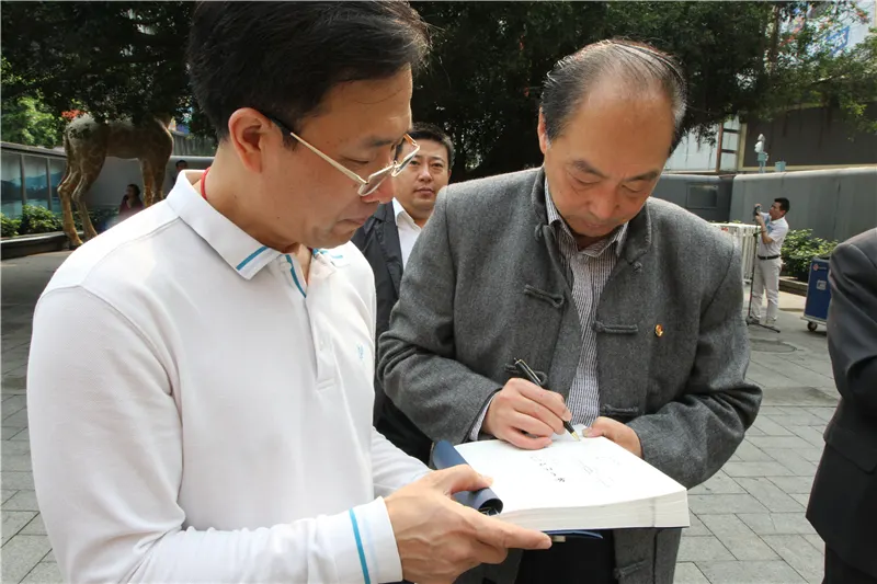 刘坚先生为深圳市罗湖区东门街道办事处书记罗志威签名