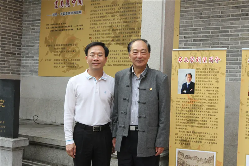 签名后与嘉宾合影(右为深圳市罗湖区东门街道办事处书记罗志威、左为刘坚先生)