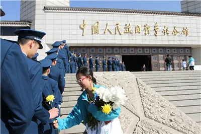 每人献上一束菊花