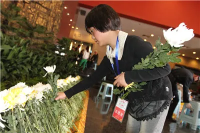 6岁的志愿者进行献花