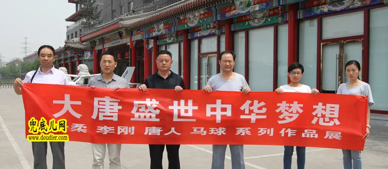 6月1日,兜底儿网艺术总监高润祥一行启程前往非洲,咸振祝先生为其送行。