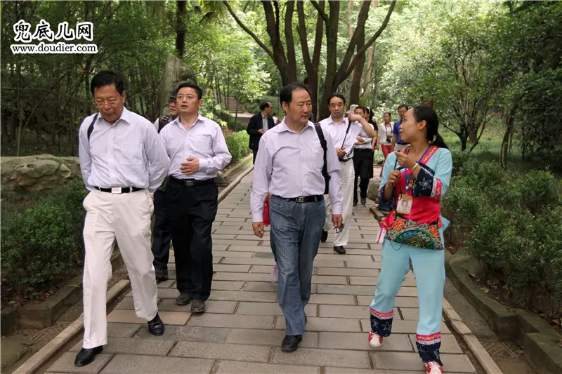 导游向嘉宾介绍景区的美丽风景 ↑