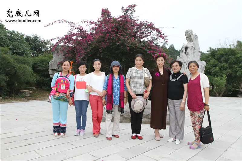 前来参加画展的女嘉宾合影留念 ↑