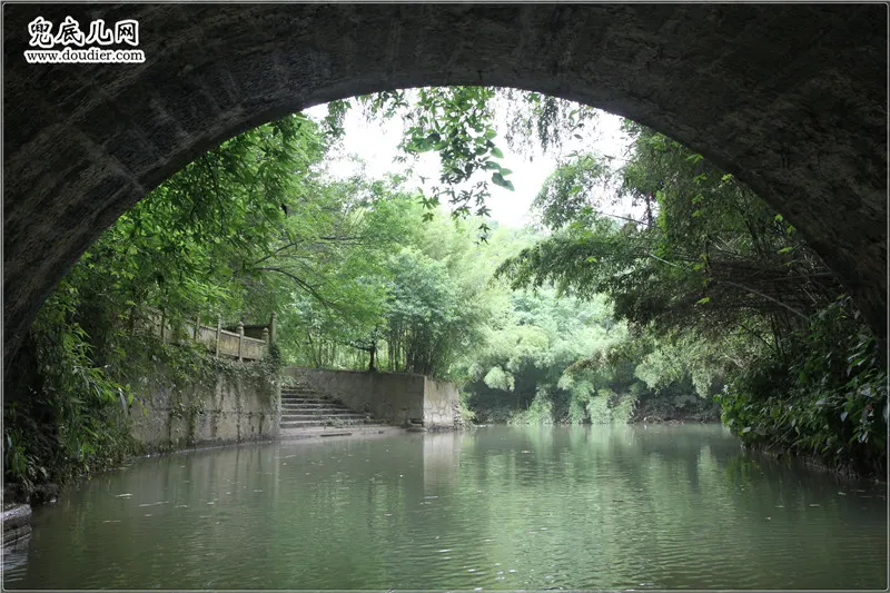 兜底儿网组织嘉宾游览贵州天河潭风景区