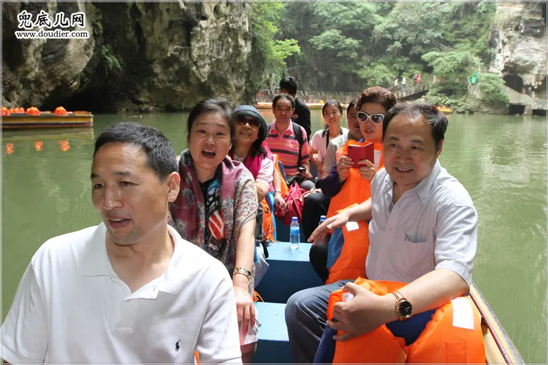兜底儿网组织嘉宾游览贵州天河潭风景区
