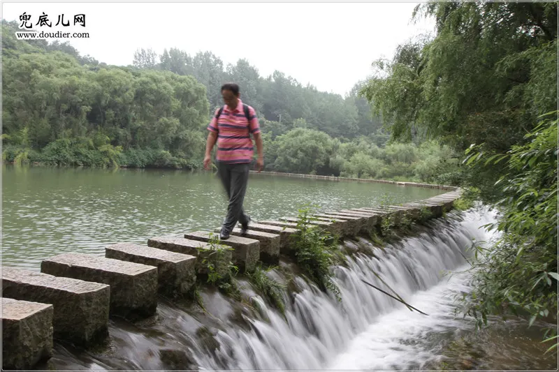 兜底儿网组织嘉宾游览贵州天河潭风景区