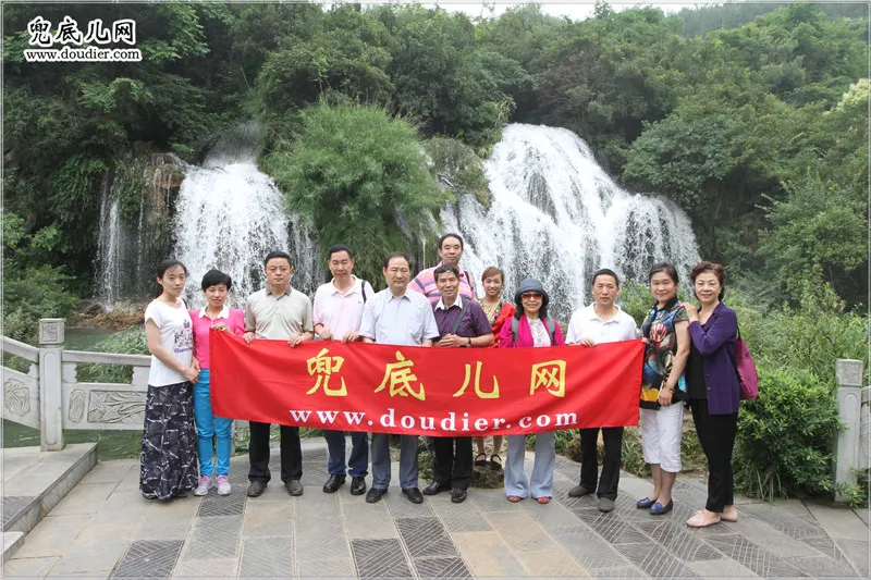 瀑布前,留下嘉宾游览时的美丽记忆。 ↑