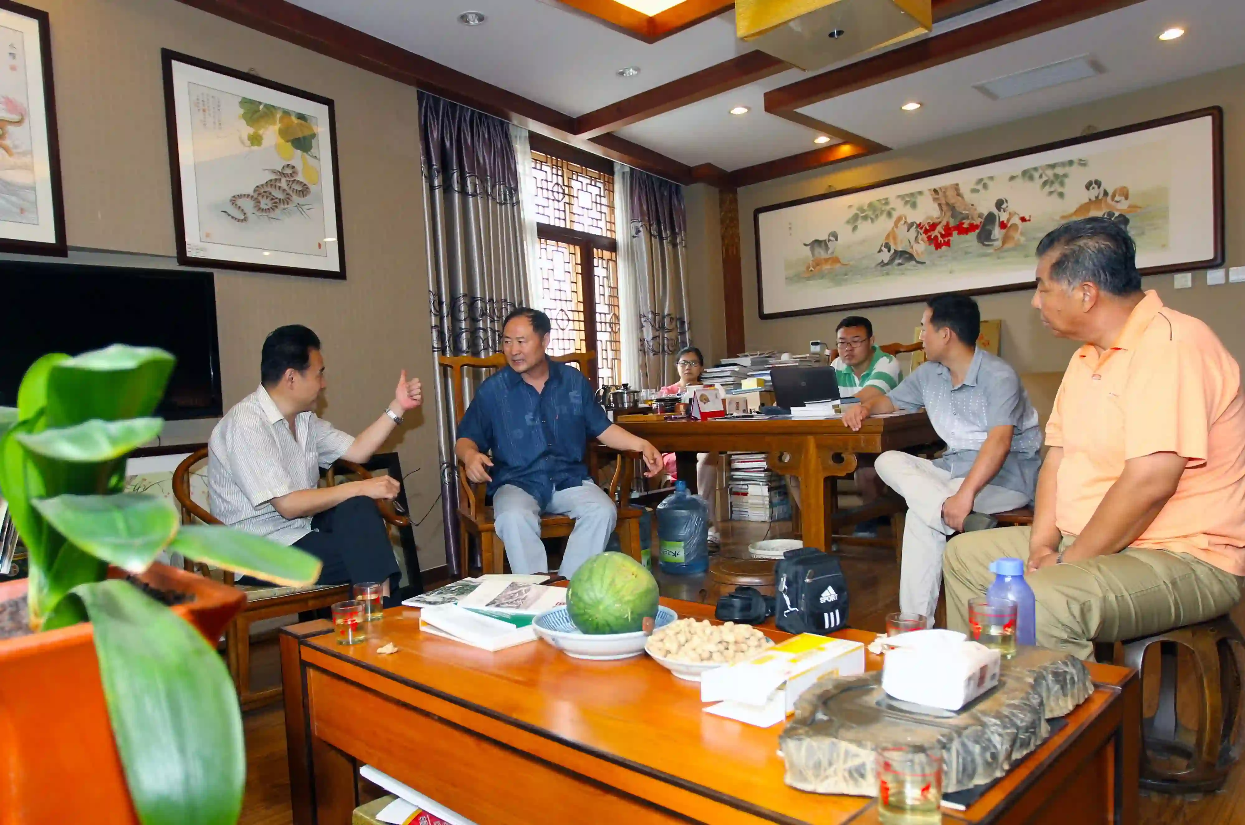 法国欧亚发展协会秘书长范业韬先生看了兜底儿网签约画家的作品后,竖起大拇指,交口称赞