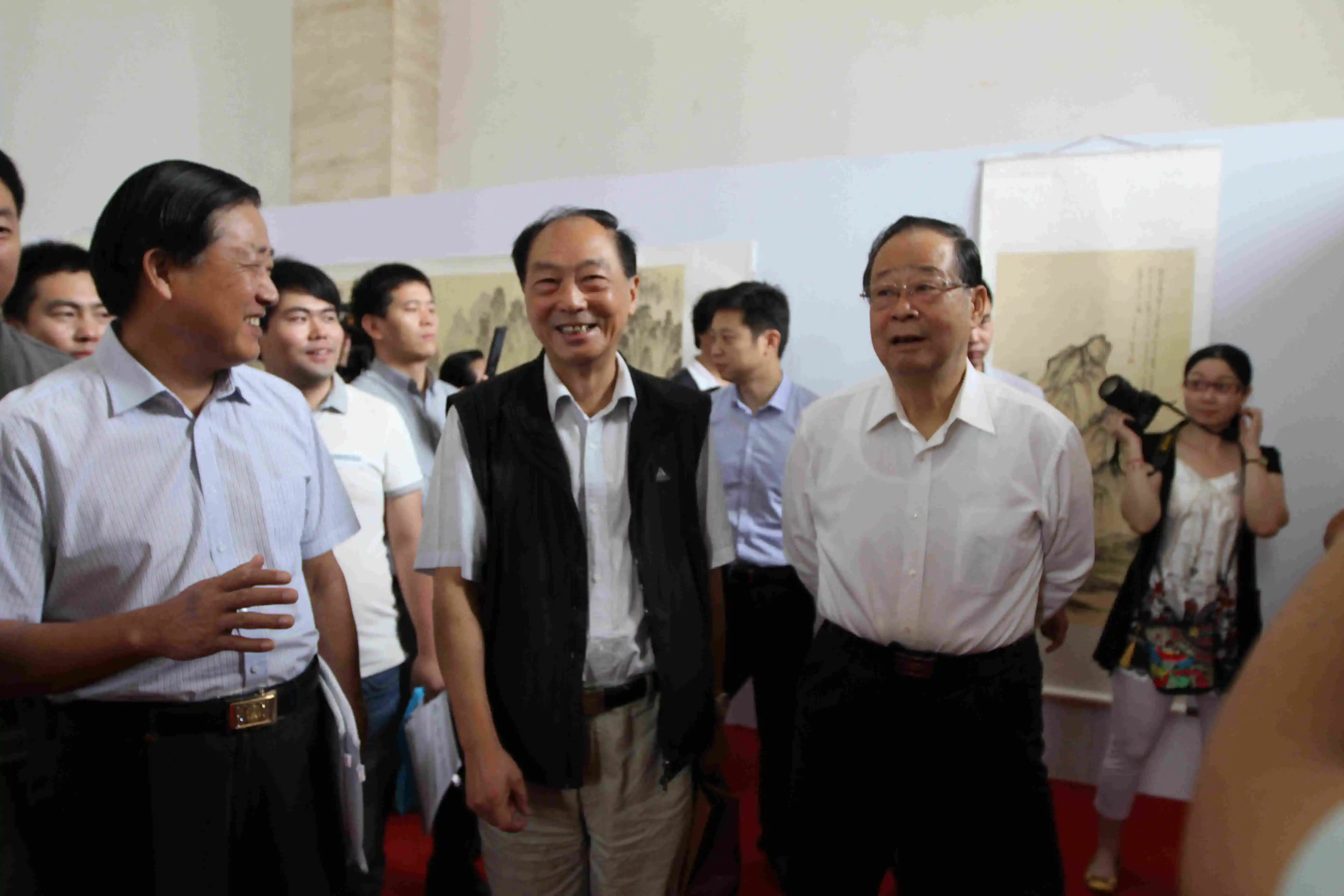 刘坚先生与嘉宾参观画展