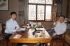 北京外国语大学科技园代表潘志超（左）、兜底儿网艺术总监高润祥（右）