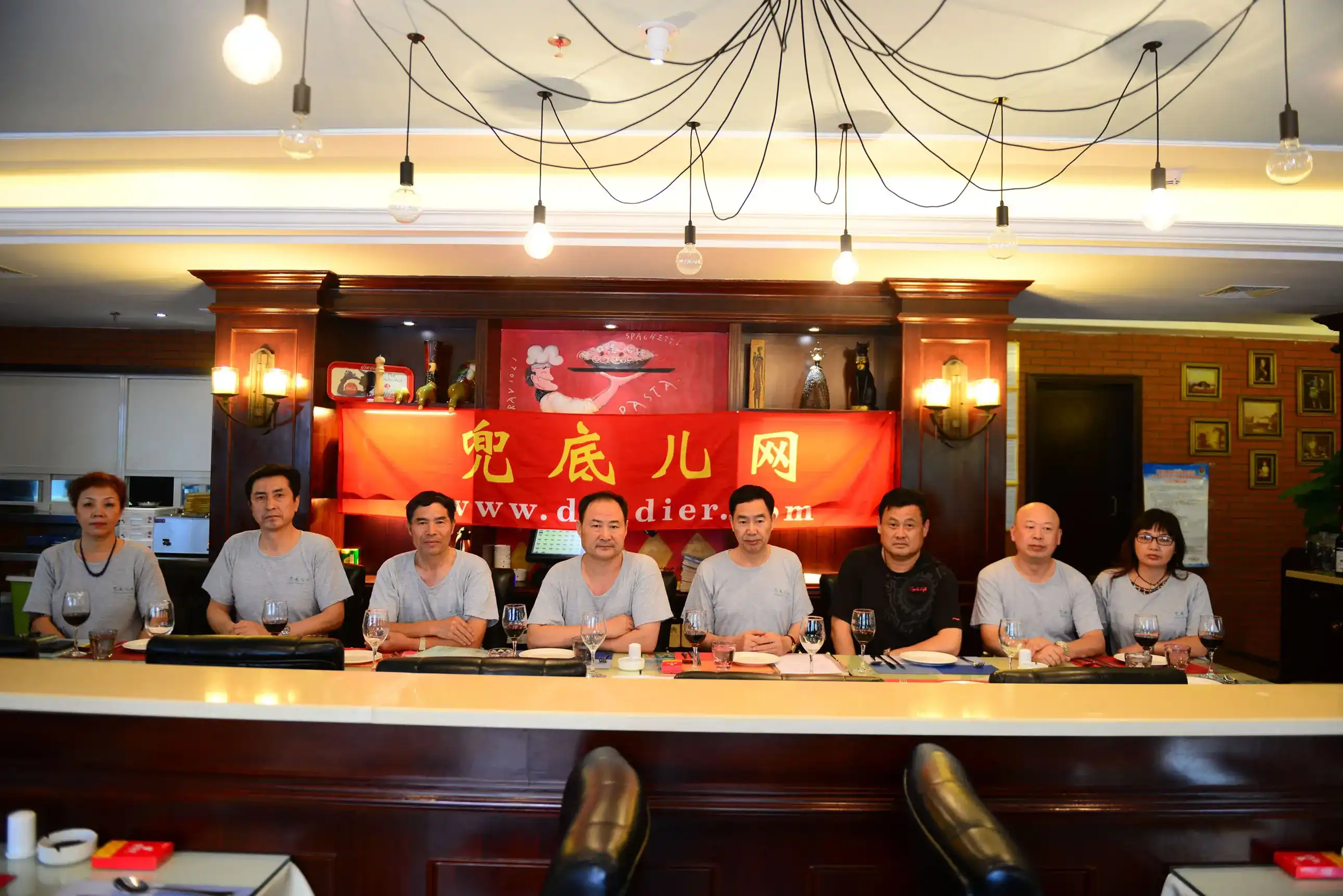 左起: 邹爱丽、柳玉滨、张庆国、高润祥、冯刊民、曲洪波、夏宗权、白春荣