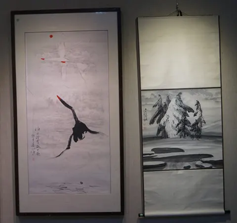 东泽现代水墨作品(左)、于志学冰雪绘画作品(右)