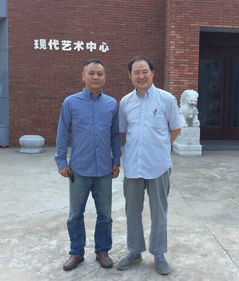 江苏省收藏家协会南通分会会长王道(左)与兜底儿网艺术总监高润祥合影
