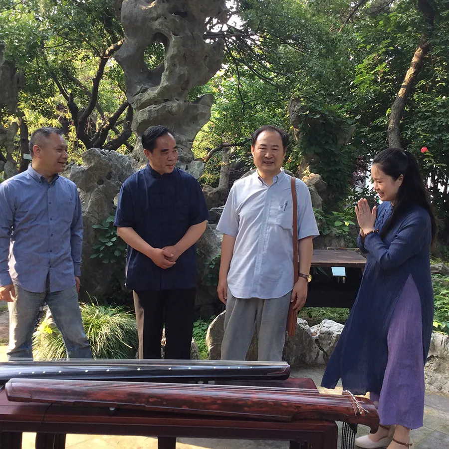 演出前,古琴表演大师徐毅(左二)、香道文化学者朱海燕(右一)向兜底儿网艺术总监高润祥(右二)、江苏省收藏家协会南通分会会长王道介绍活动安排