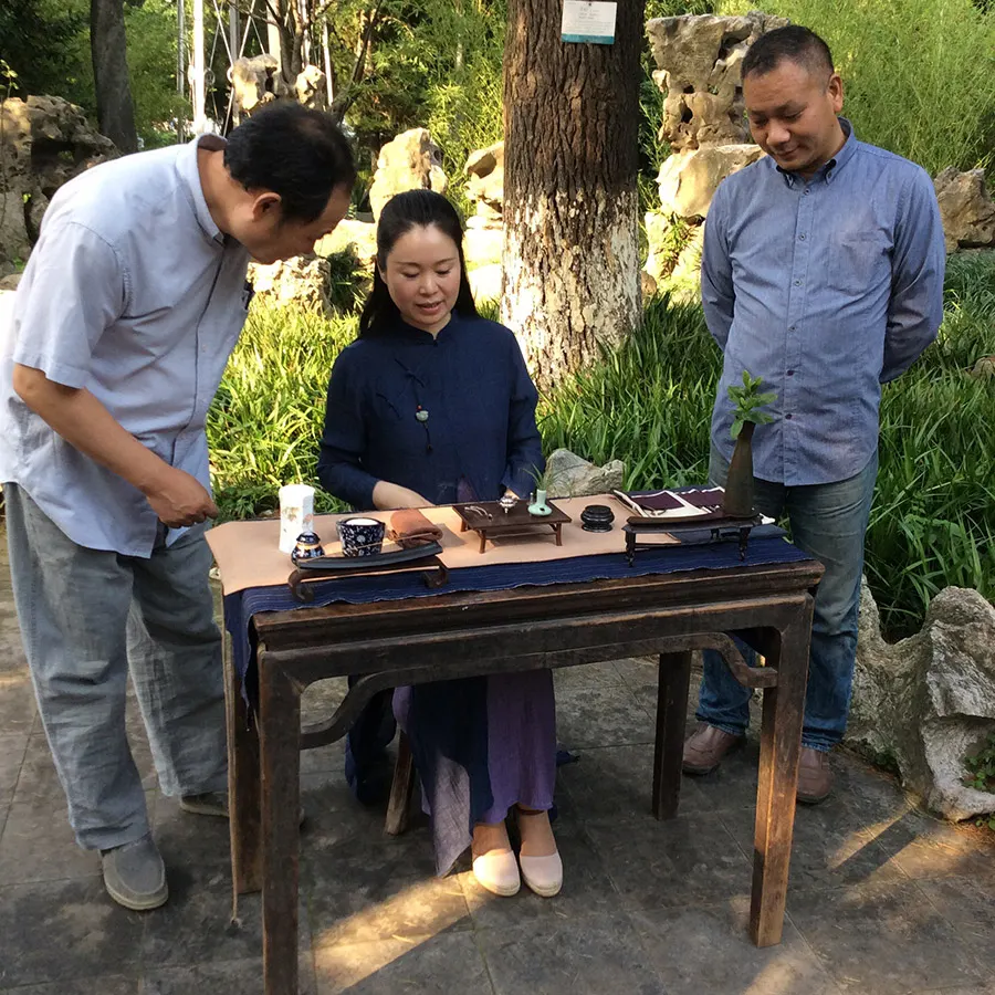 香道文化学者朱海燕(中)在现场向兜底儿网艺术总监高润祥(左)、江苏省收藏家协会南通分会会长王道(右)介绍香道文化