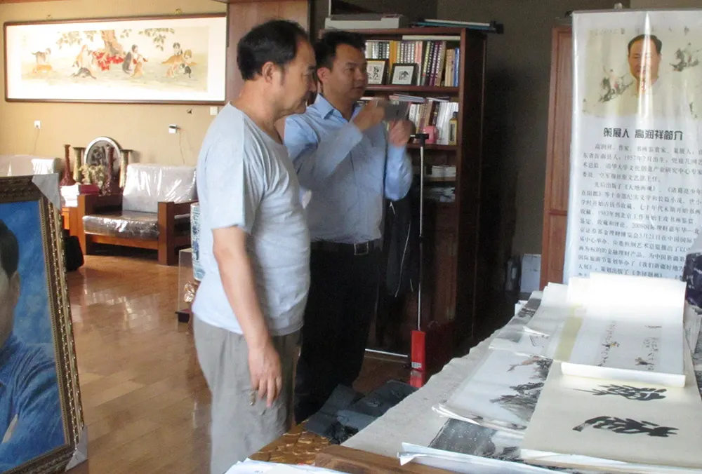 看到喜欢的作品 赵亮博士拿出手机拍照保存下来